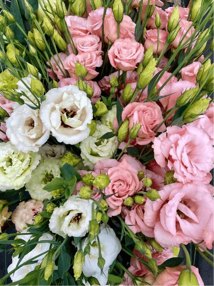 Arrangement floral en gros plan avec roses et fleurs blanches