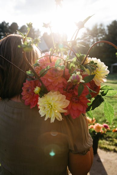 Femme tenant un bouquet de fleurs colorés